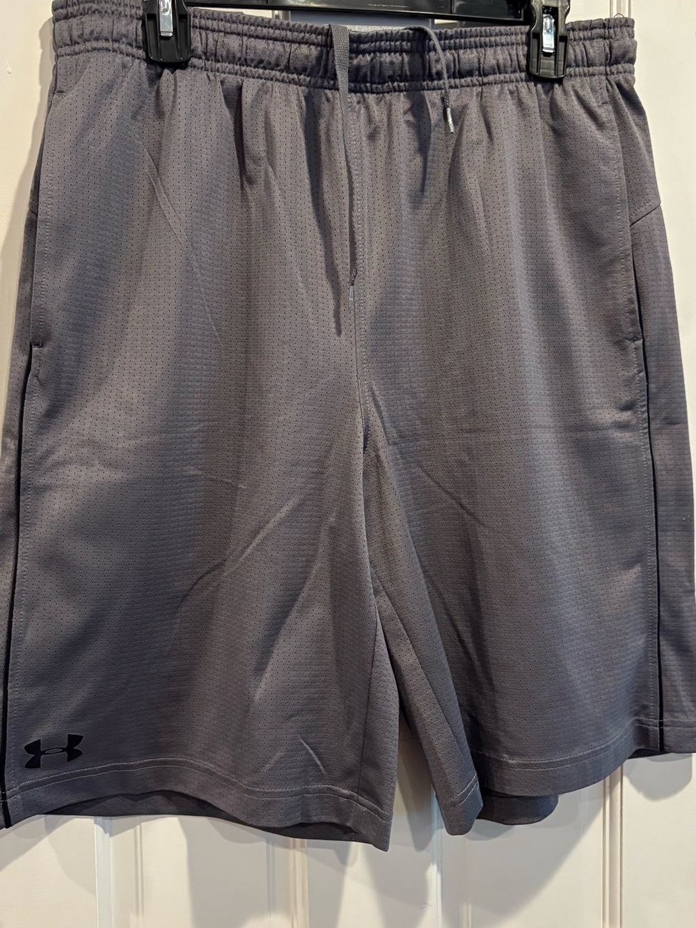 Men’s Under Armour Gray Athletic Shorts. Size L